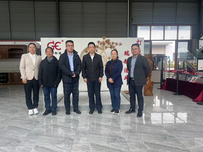 彭劍鳴：貴州省人民檢察院副檢察長、檢察委員會(huì)委員、致公黨貴州省委會(huì)副主委